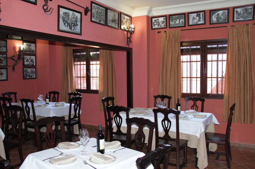 Hostal Pechi Huevar Del Aljarafe Exterior photo