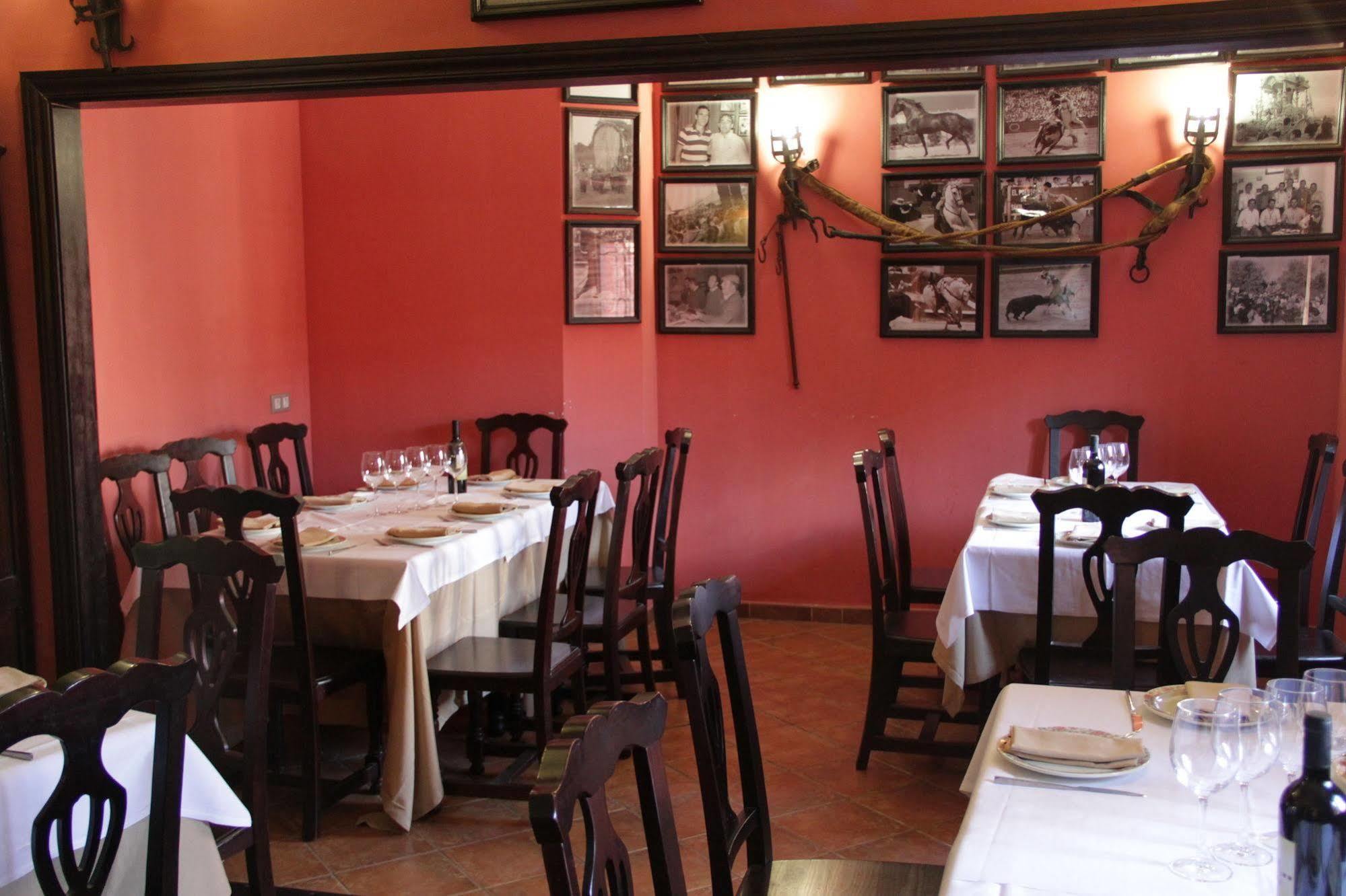Hostal Pechi Huevar Del Aljarafe Exterior photo