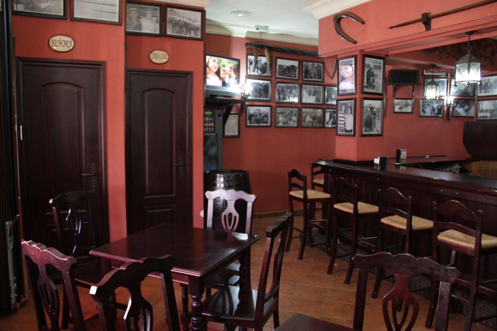 Hostal Pechi Huevar Del Aljarafe Exterior photo